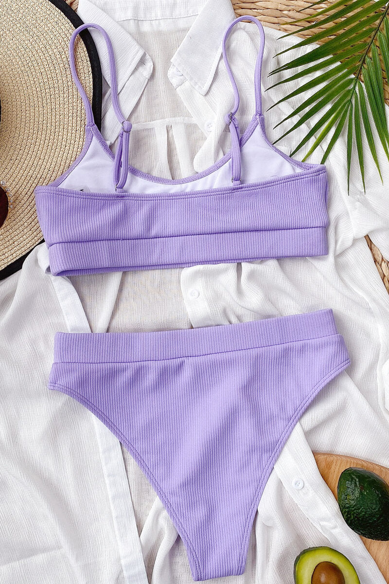 Bikini mit Rippenschnitt und Bandeau-Oberteil sowie Hochgeschnittenem Höschen