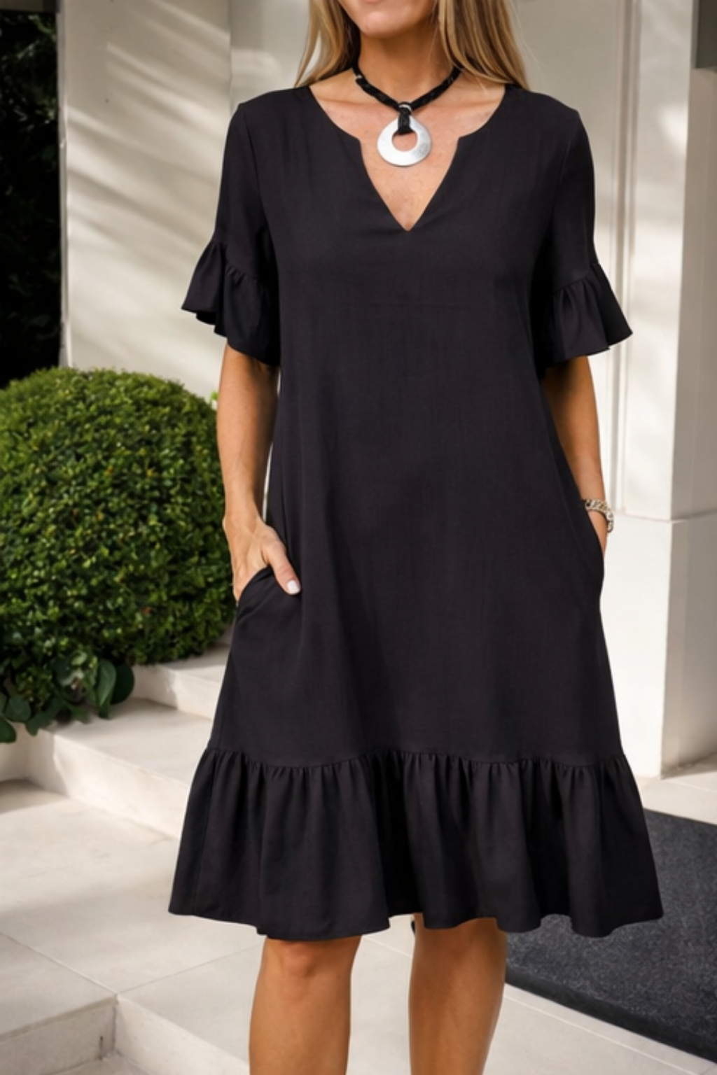 Schlichtes Kleid mit femininer Form