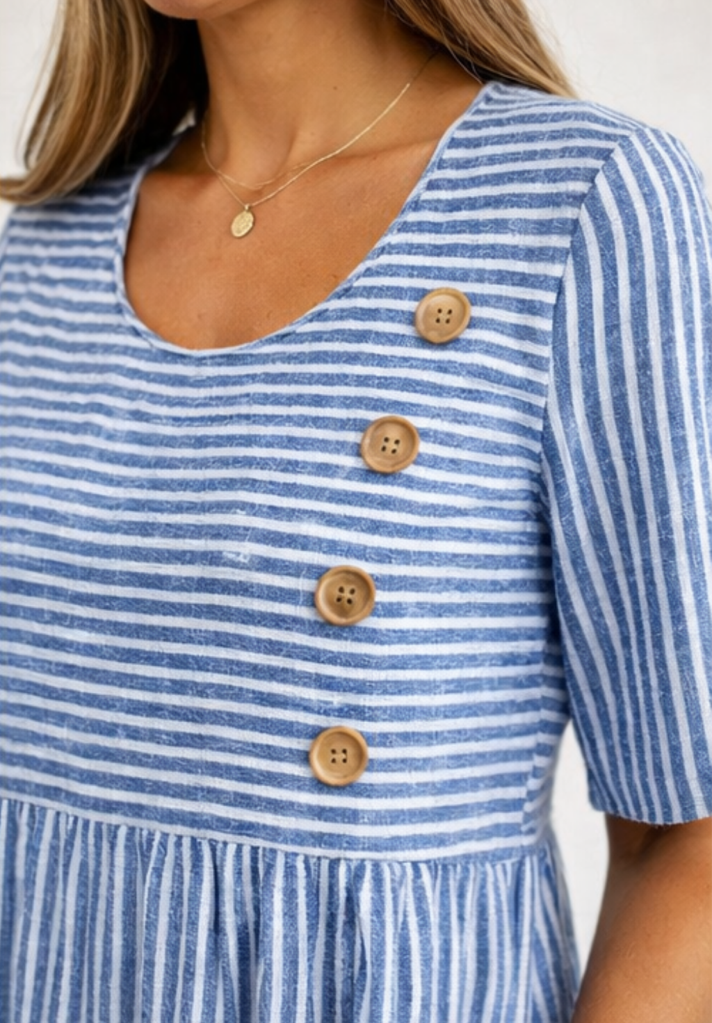 Gestreiftes Kleid mit Knopfdetails