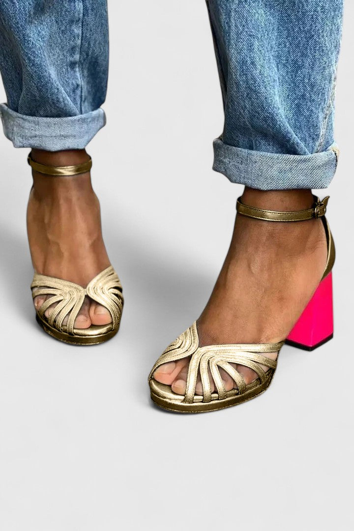 Noelyrah | Goldene Riemchen-Sandaletten