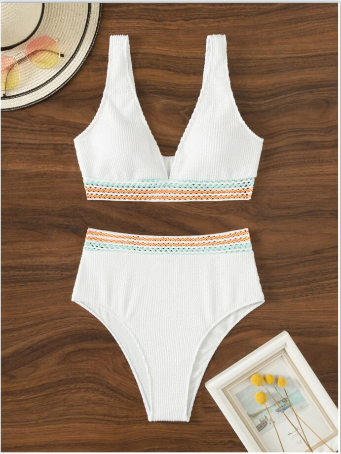 Eleganter Bikini mit V-Ausschnitt und Hochgeschnittenem Slip