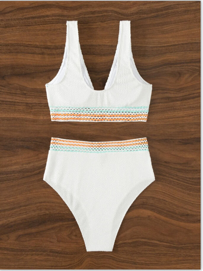 Eleganter Bikini mit V-Ausschnitt und Hochgeschnittenem Slip