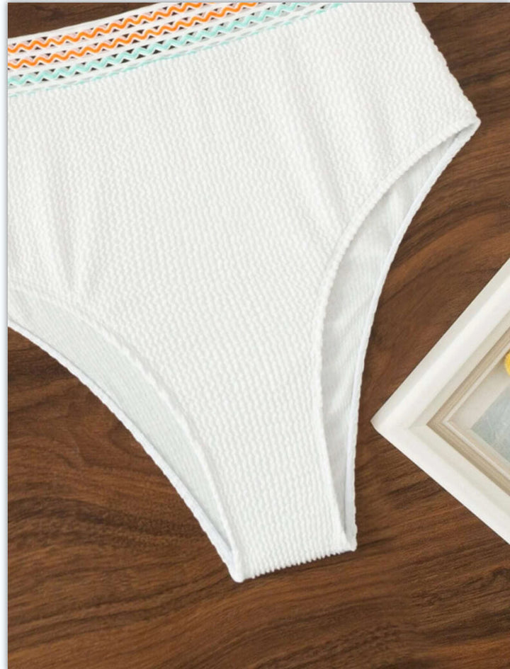 Eleganter Bikini mit V-Ausschnitt und Hochgeschnittenem Slip