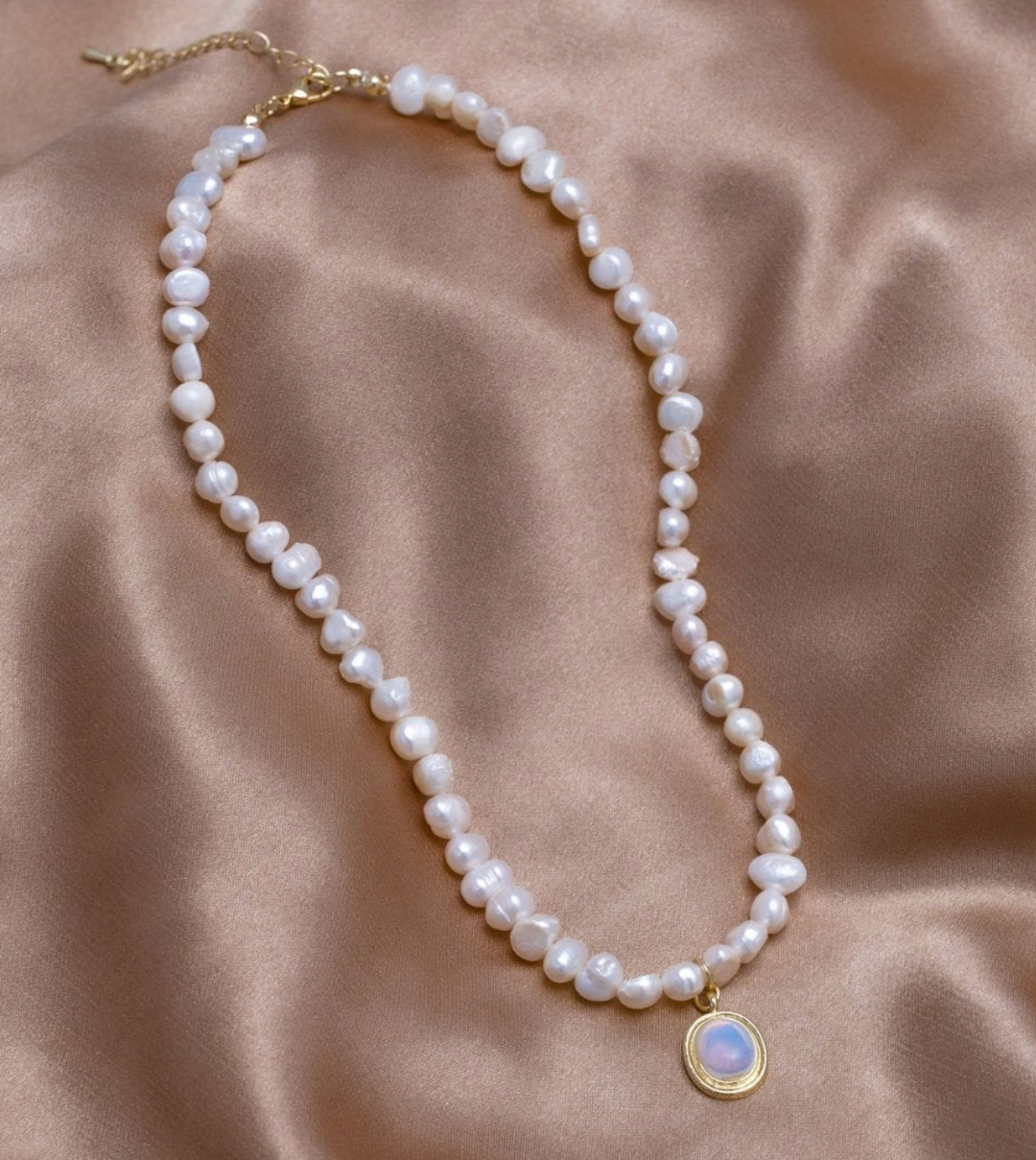 Perlenkette mit Mondstein in Gold