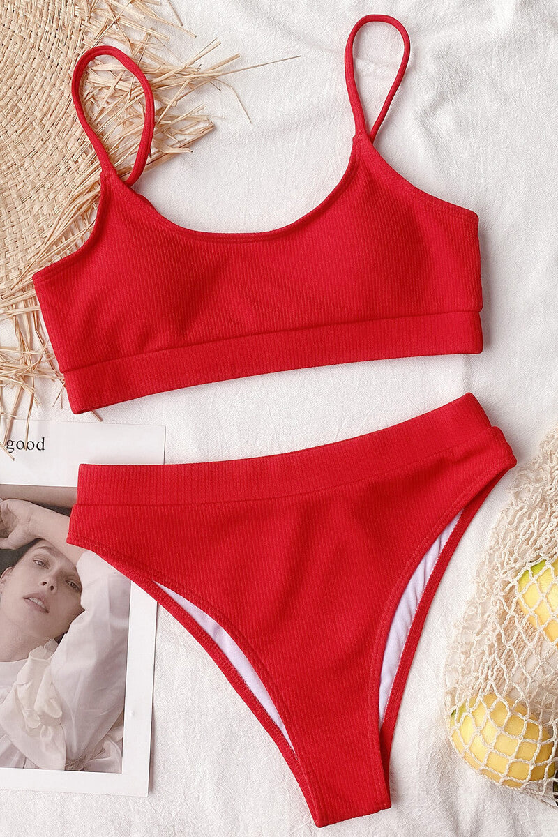 Bikini mit Rippenschnitt und Bandeau-Oberteil sowie Hochgeschnittenem Höschen