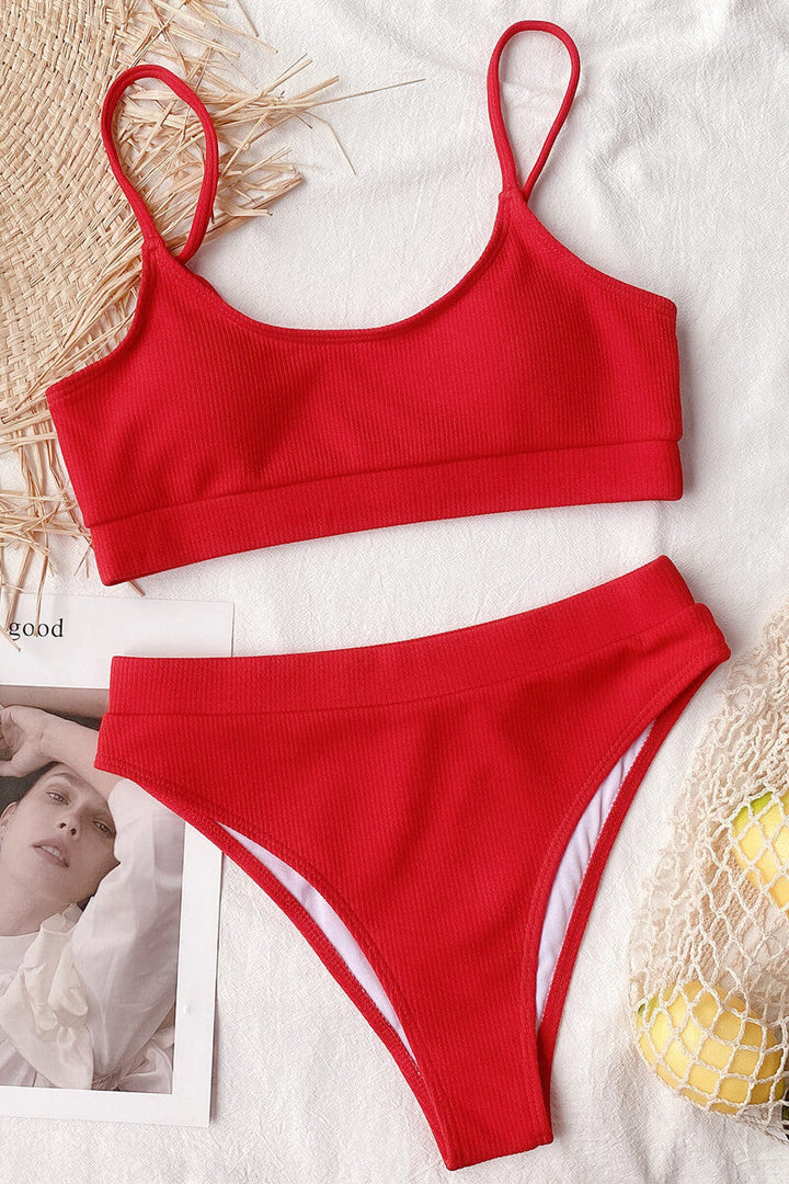 Bikini mit Rippenschnitt und Bandeau-Oberteil sowie Hochgeschnittenem Höschen