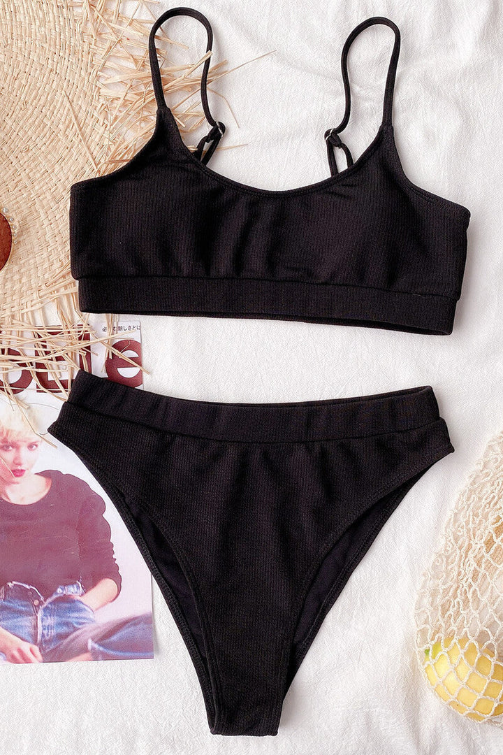 Bikini mit Rippenschnitt und Bandeau-Oberteil sowie Hochgeschnittenem Höschen