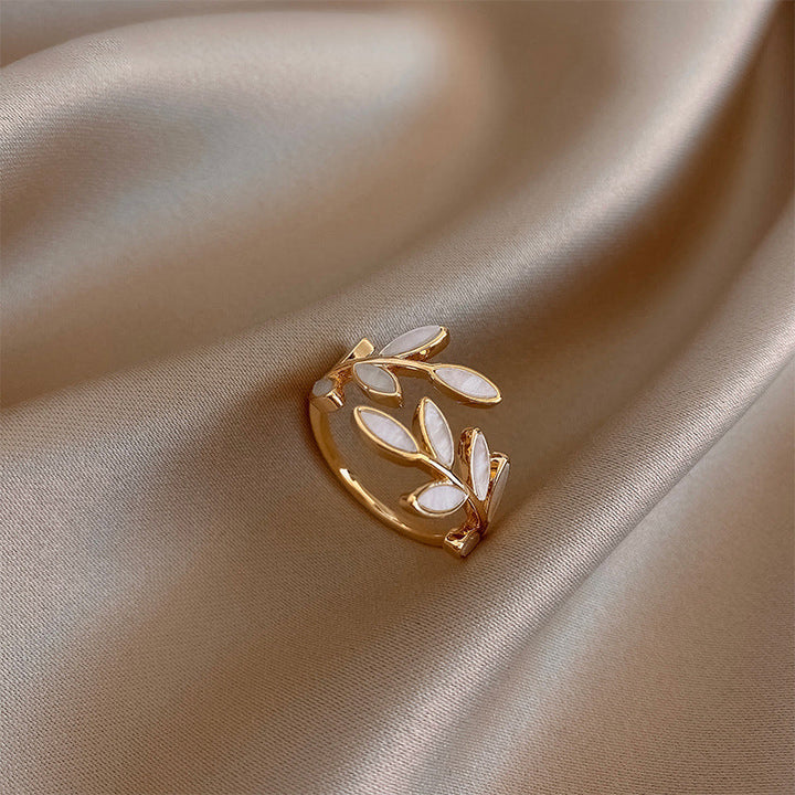 Verstellbarer Goldring mit Blatt und weißem Opal