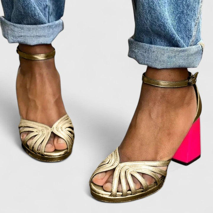 Noelyrah | Goldene Riemchen-Sandaletten
